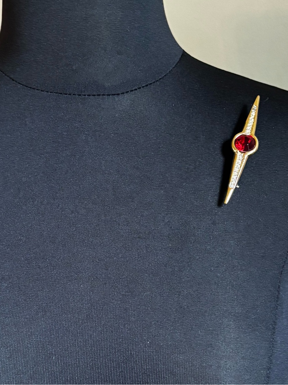 Art Deco Ruby Red Rhinestone Bar Brooch - Picture 6 of 16